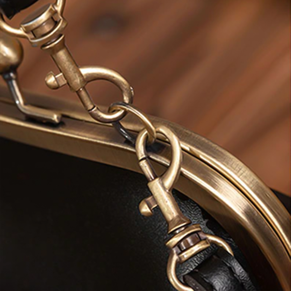 Vintage Kiss-Lock Bag – Retro Elegance Redefined