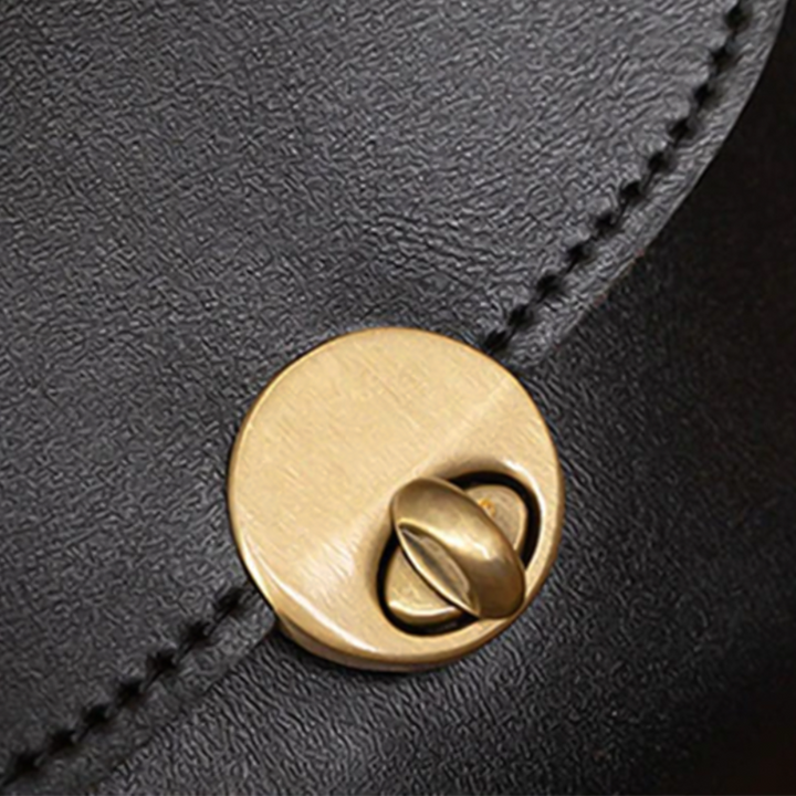 Vintage Kiss-Lock Bag – Retro Elegance Redefined